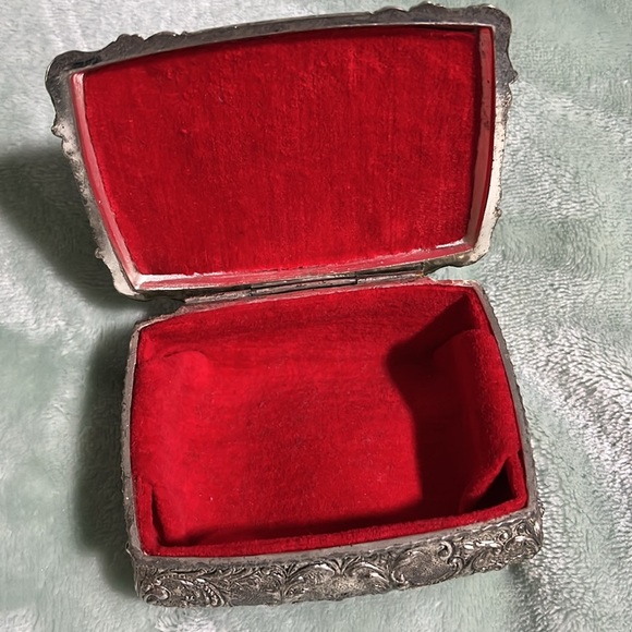 1950’s Japan Colonial Revival Embossed Silver Plate Jewelry Box - Picture 8 of 15